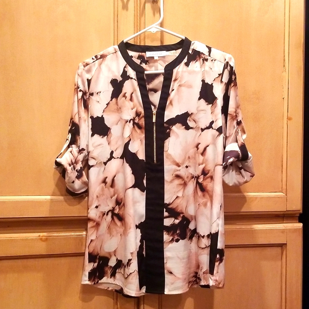 Women's Calvin Klein flowered top size Small. Fits like a Medium.